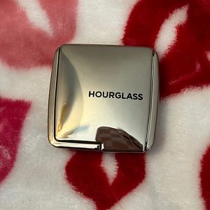 Hourglass blush in diffused heat